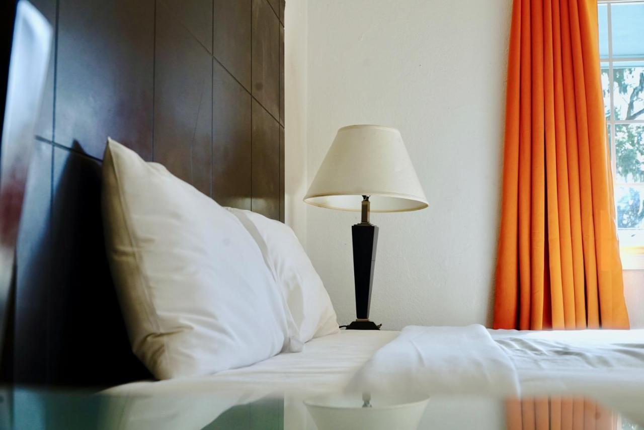 Inn On 17 Савана Екстериор снимка